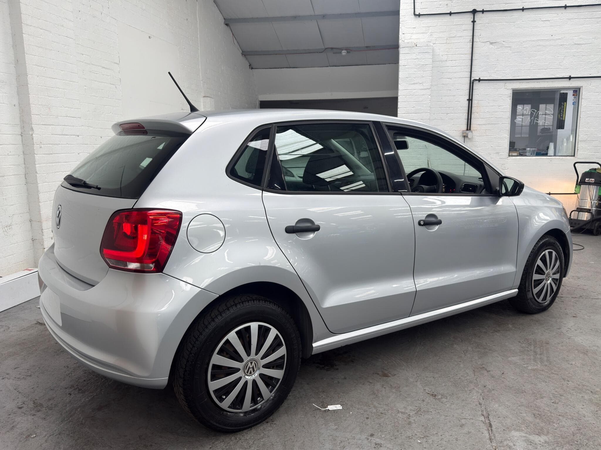 2014 Volkswagen Polo - Image 12
