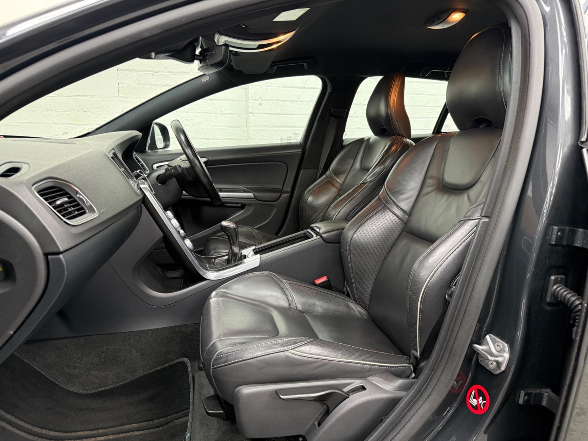 2016 Volvo V60 - Image 29