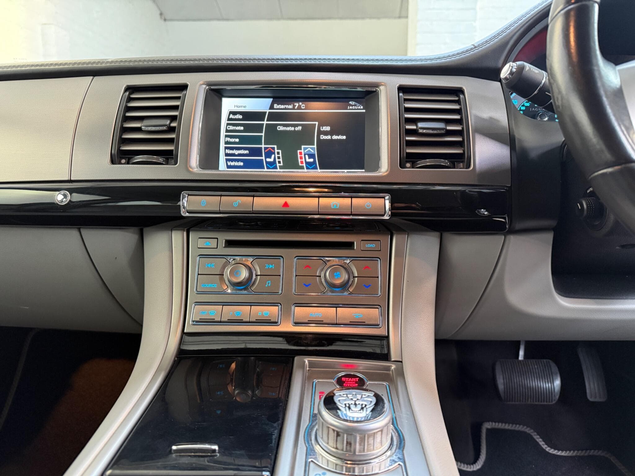 2011 Jaguar XF - Image 26