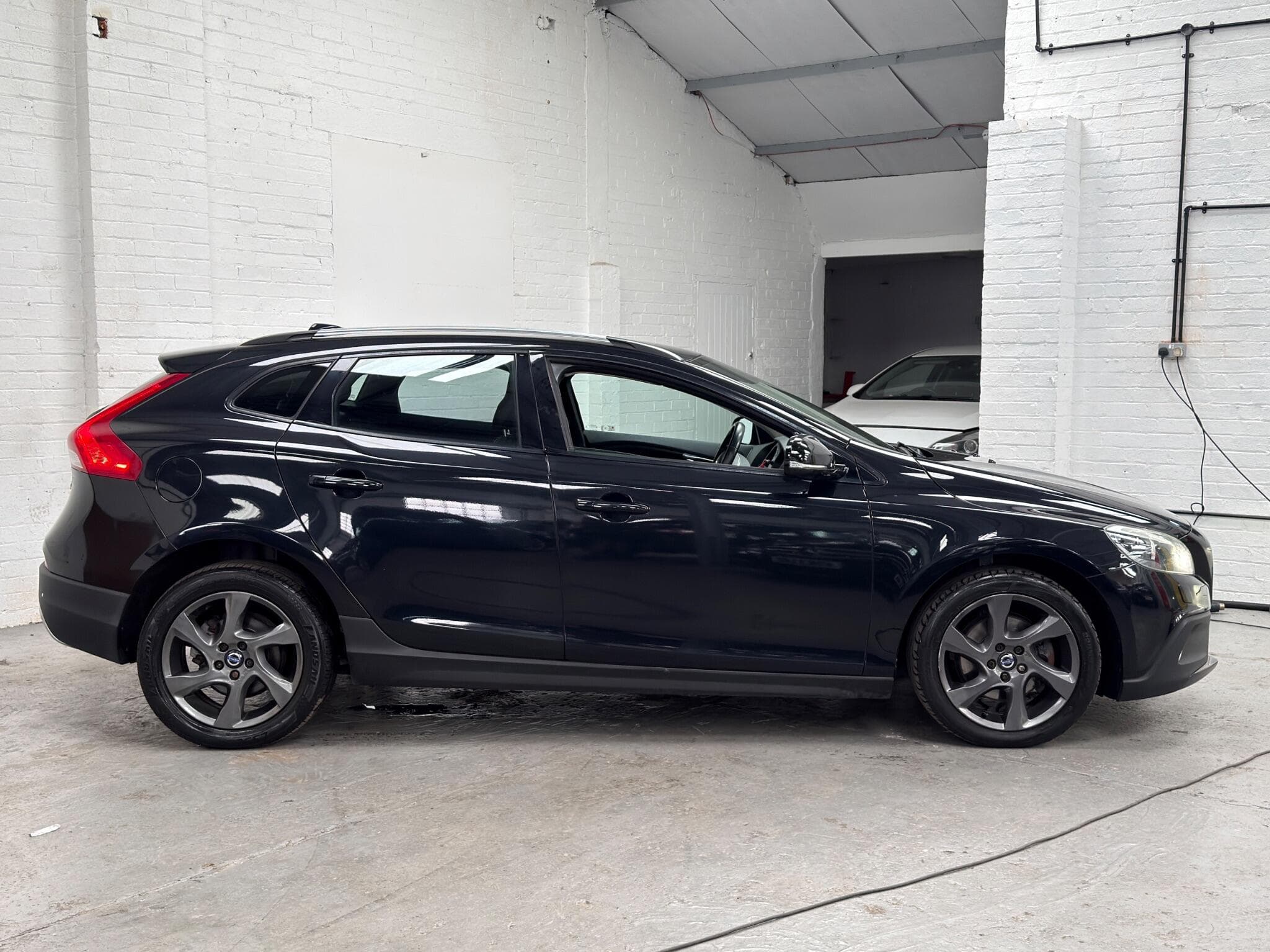 2015 Volvo V40 Cross Country - Image 10