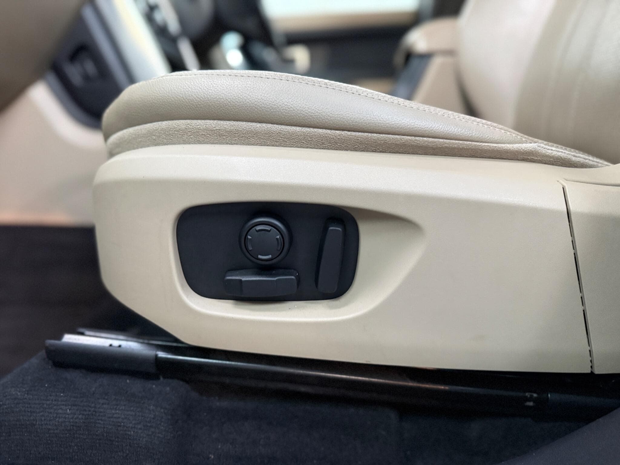 2015 Land Rover Discovery Sport - Image 15