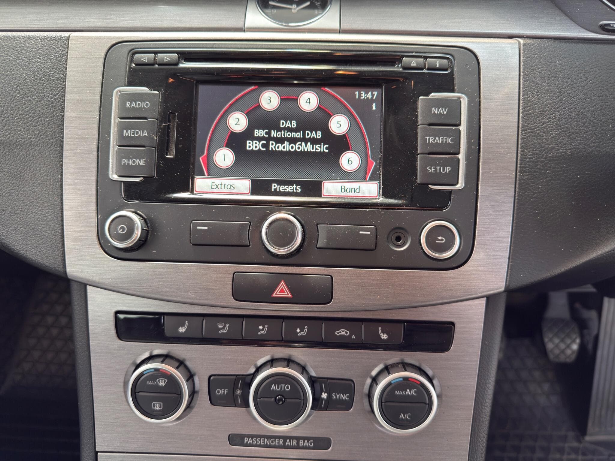 2014 Volkswagen Passat - Image 16