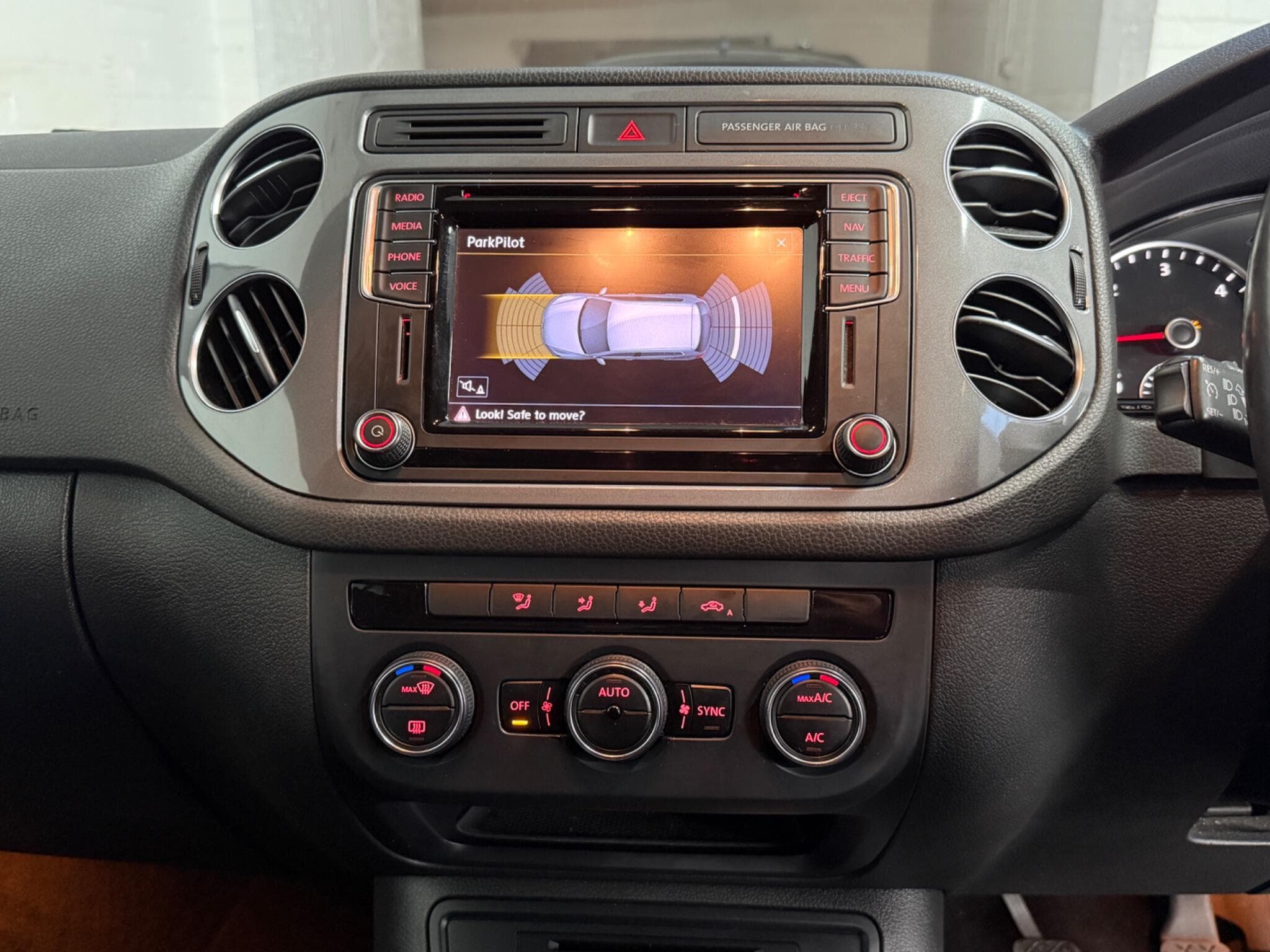 2015 Volkswagen Tiguan - Image 17