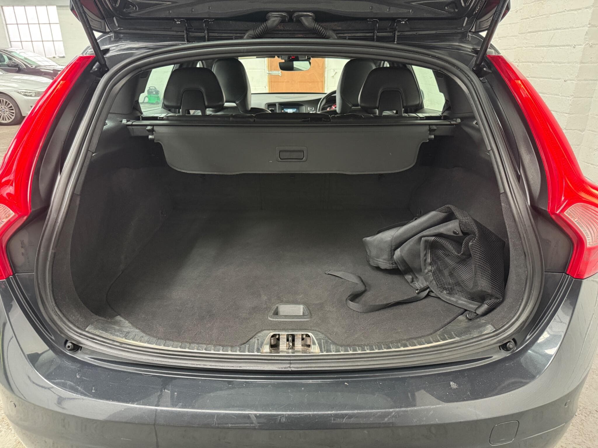 2016 Volvo V60 - Image 27