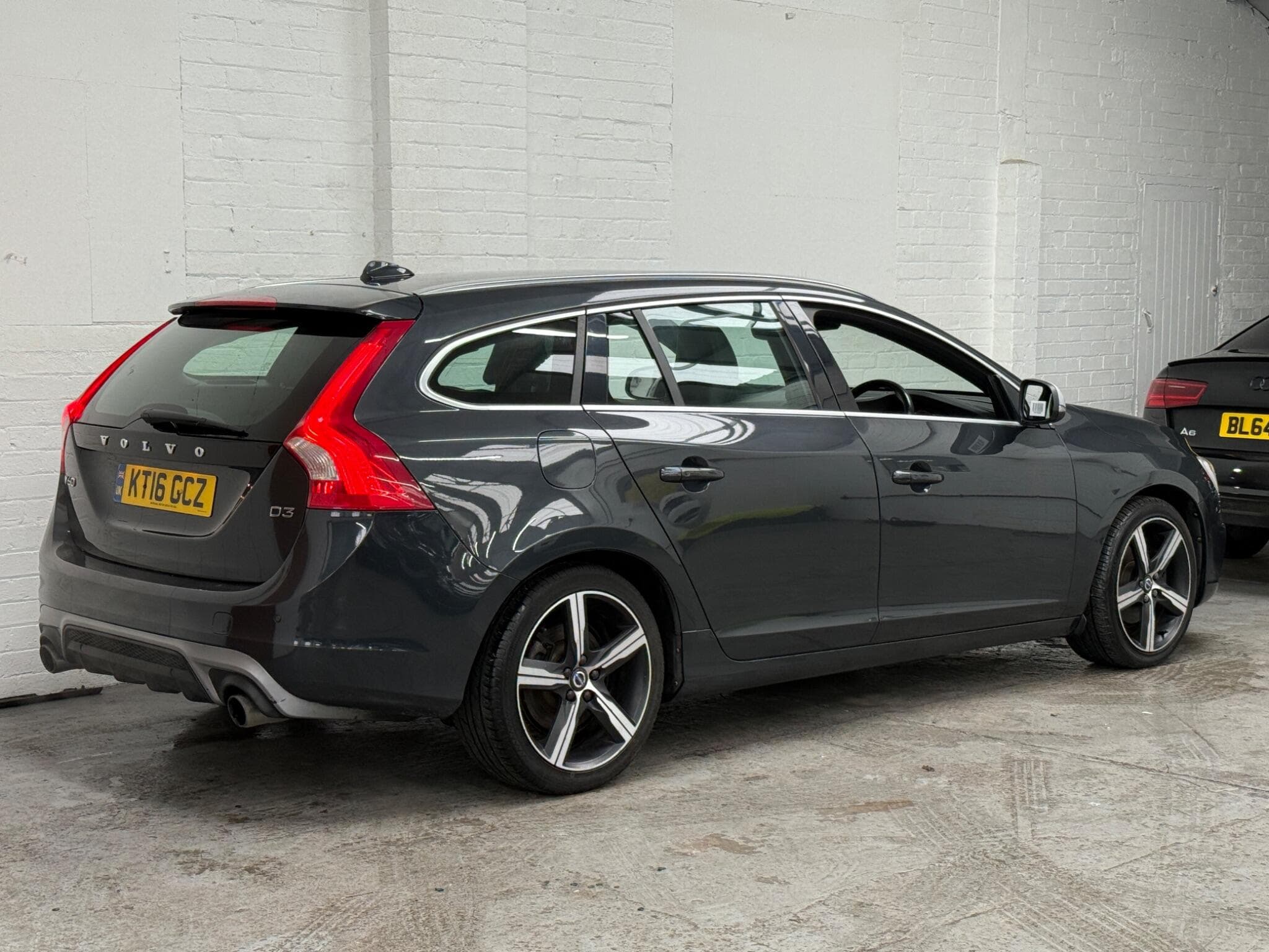 2016 Volvo V60 - Image 11
