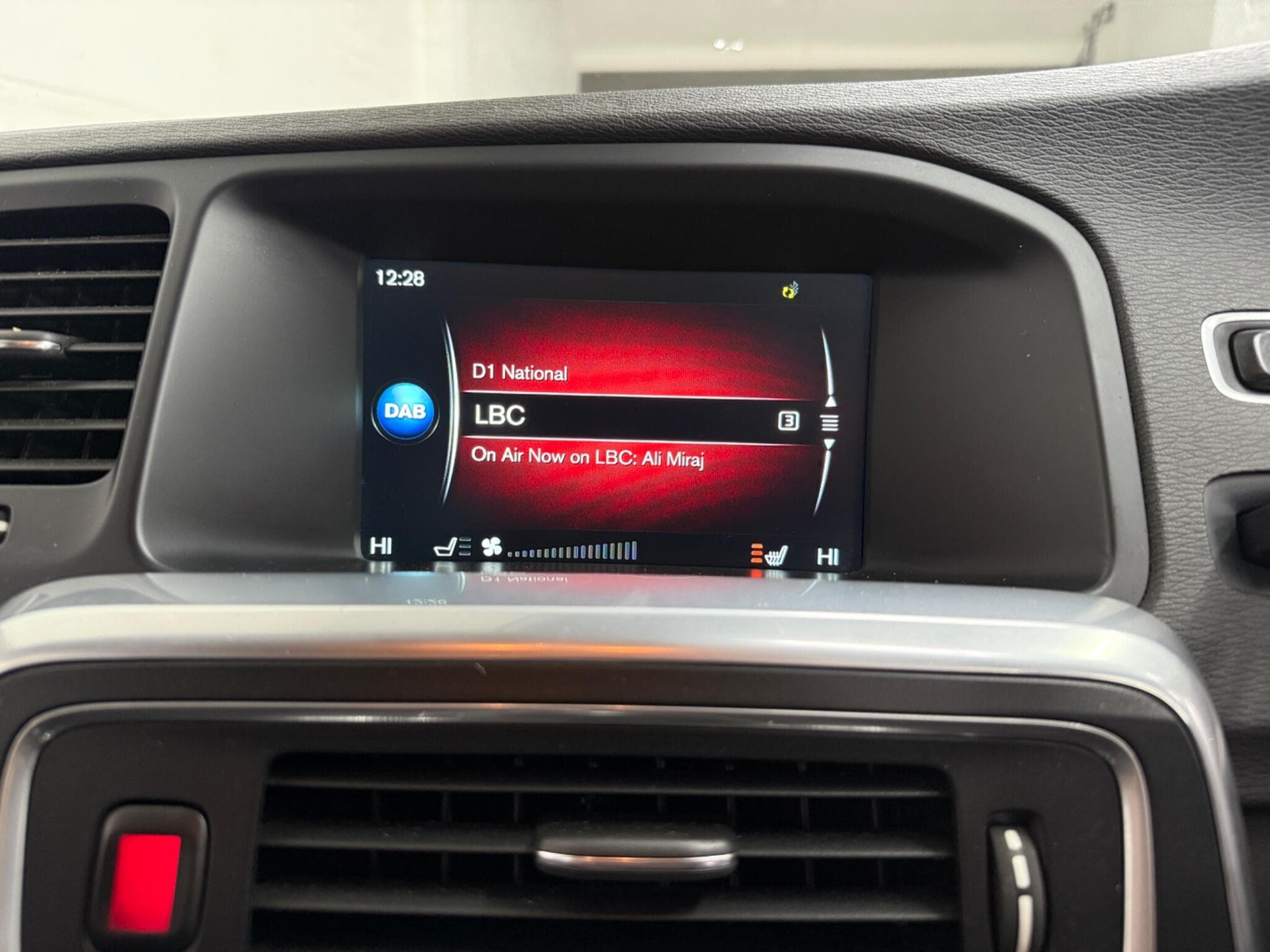 2016 Volvo V60 - Image 26