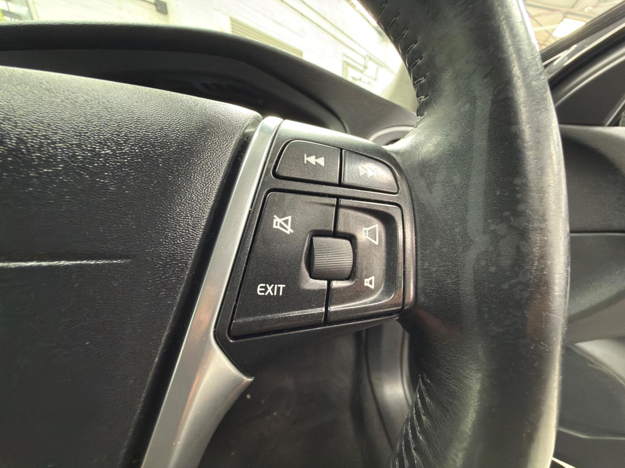 2015 Volvo V40 Cross Country - Image 20