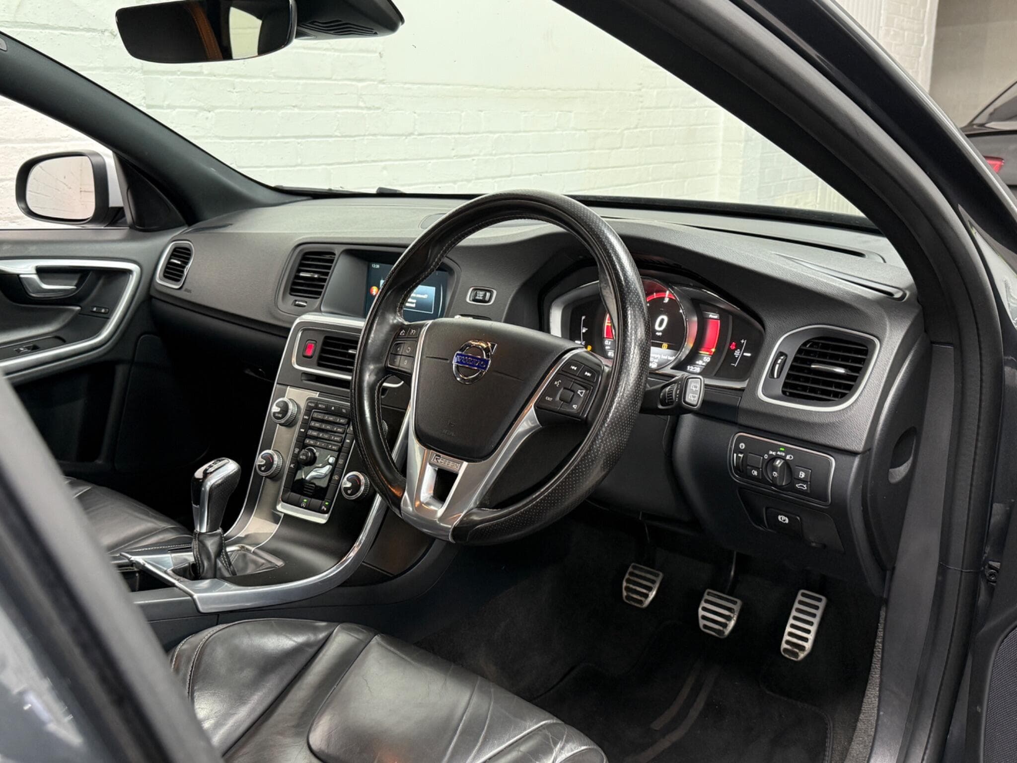 2016 Volvo V60 - Image 16