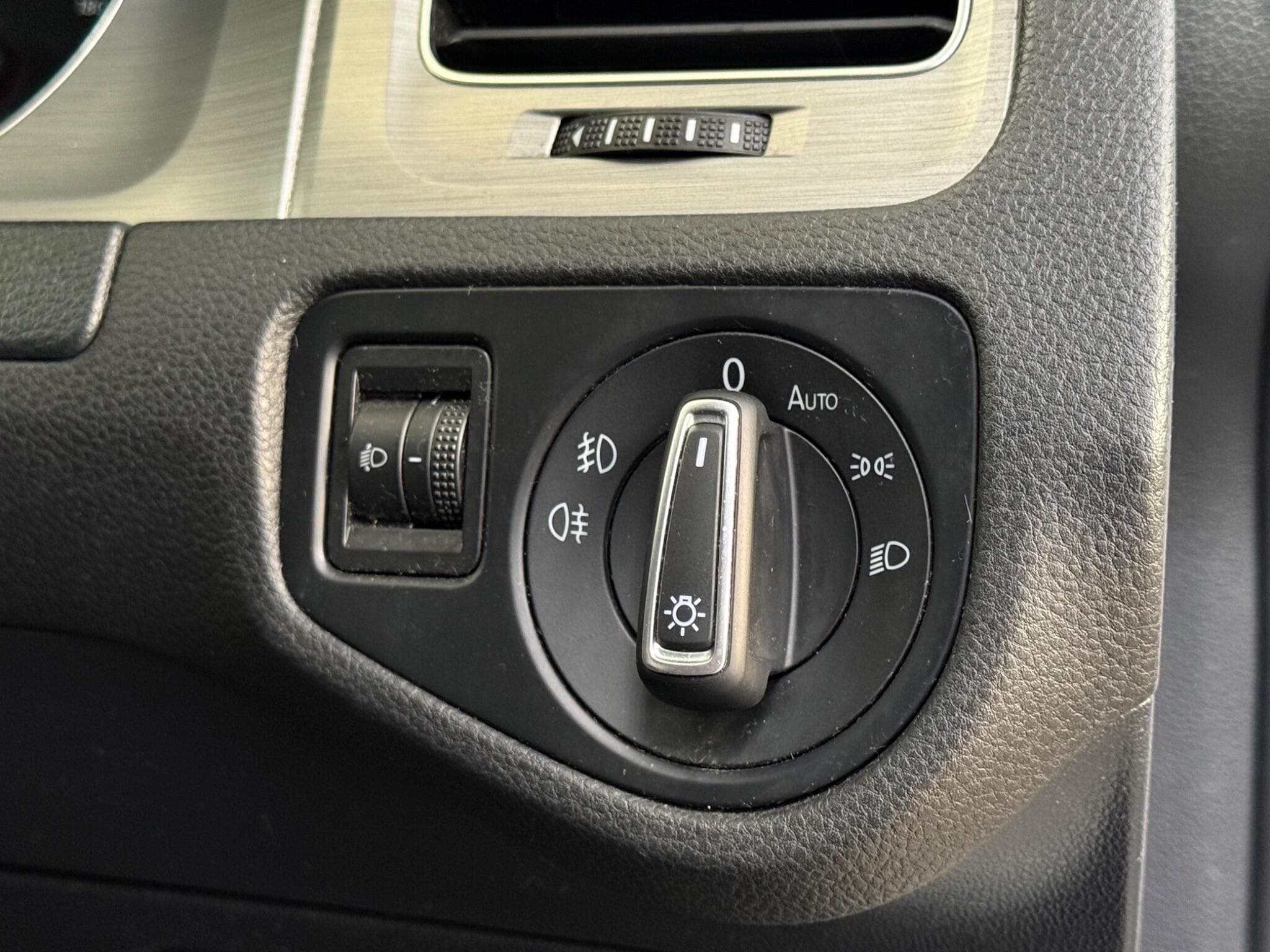 2014 Volkswagen Golf - Image 23