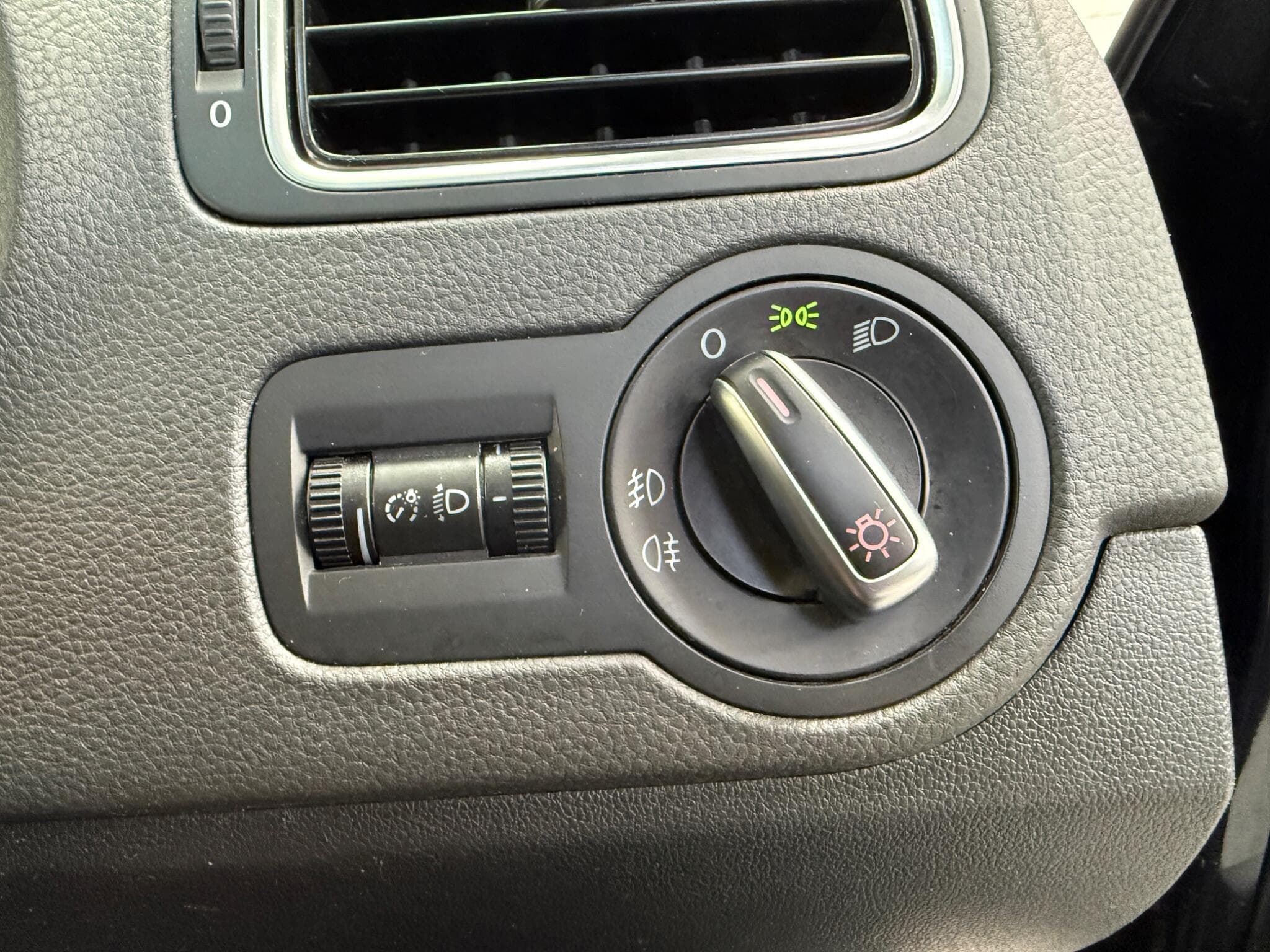 2013 Volkswagen Polo - Image 15