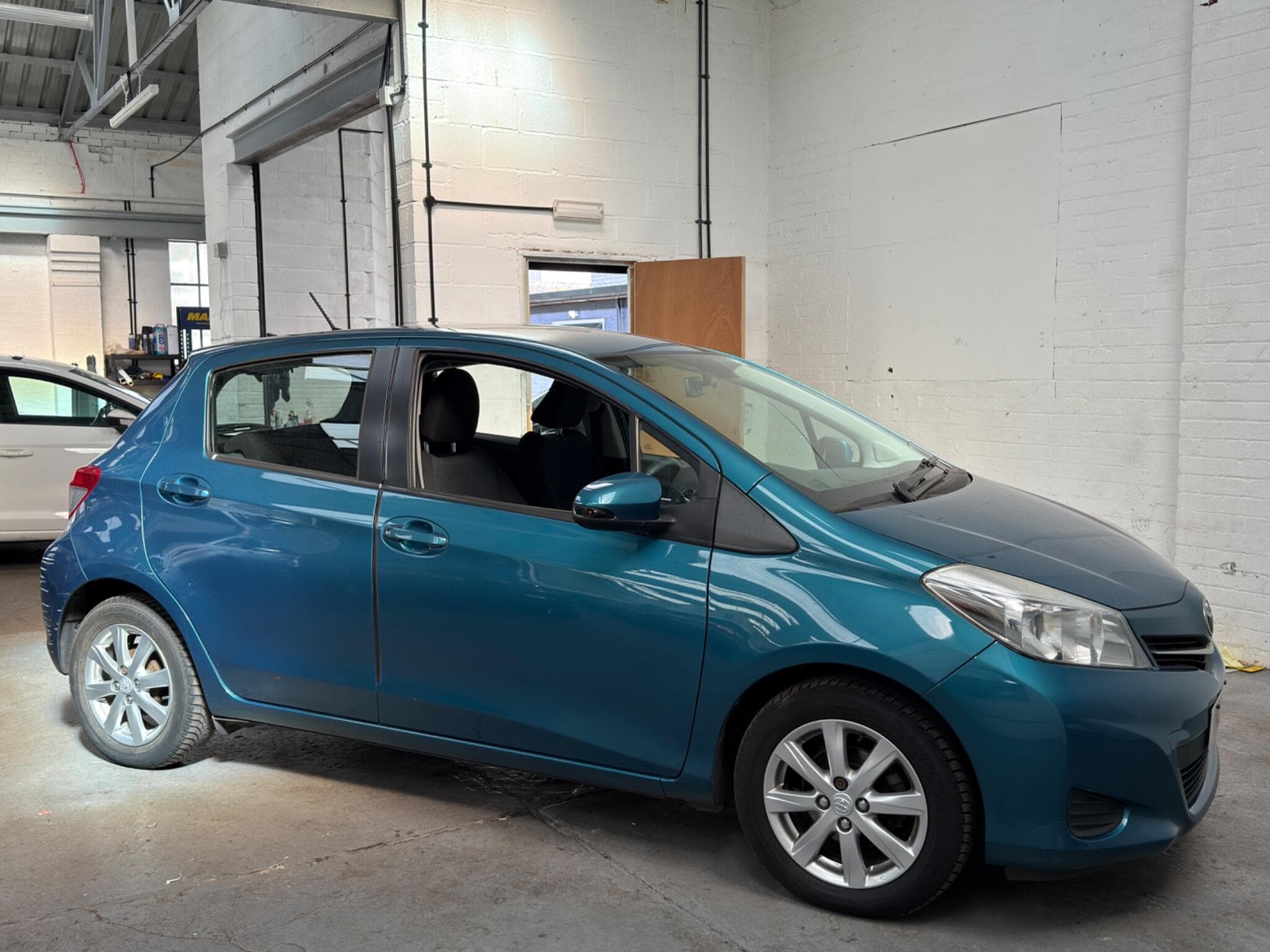 2013 Toyota Yaris - Image 11