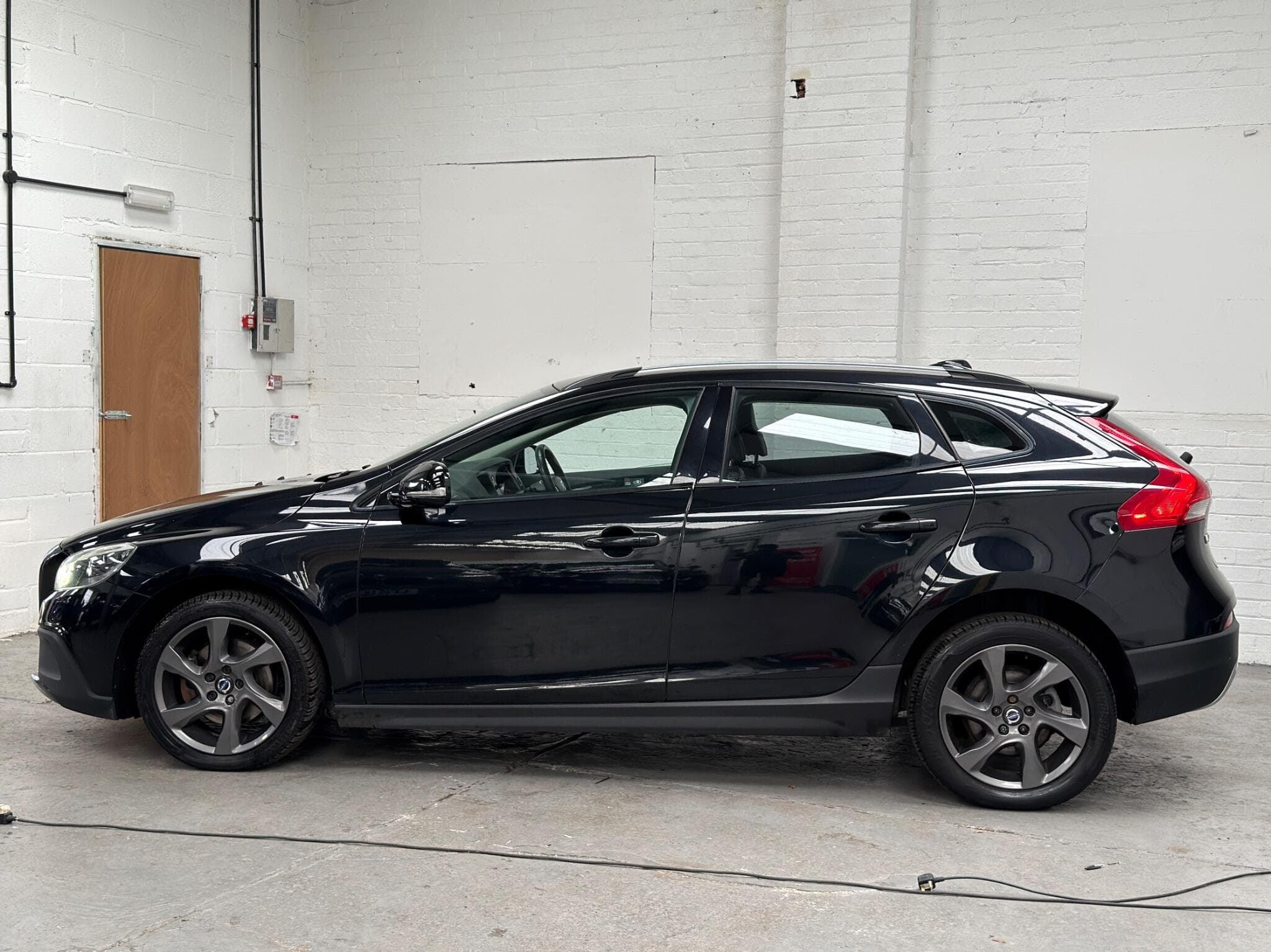 2015 Volvo V40 Cross Country - Image 8