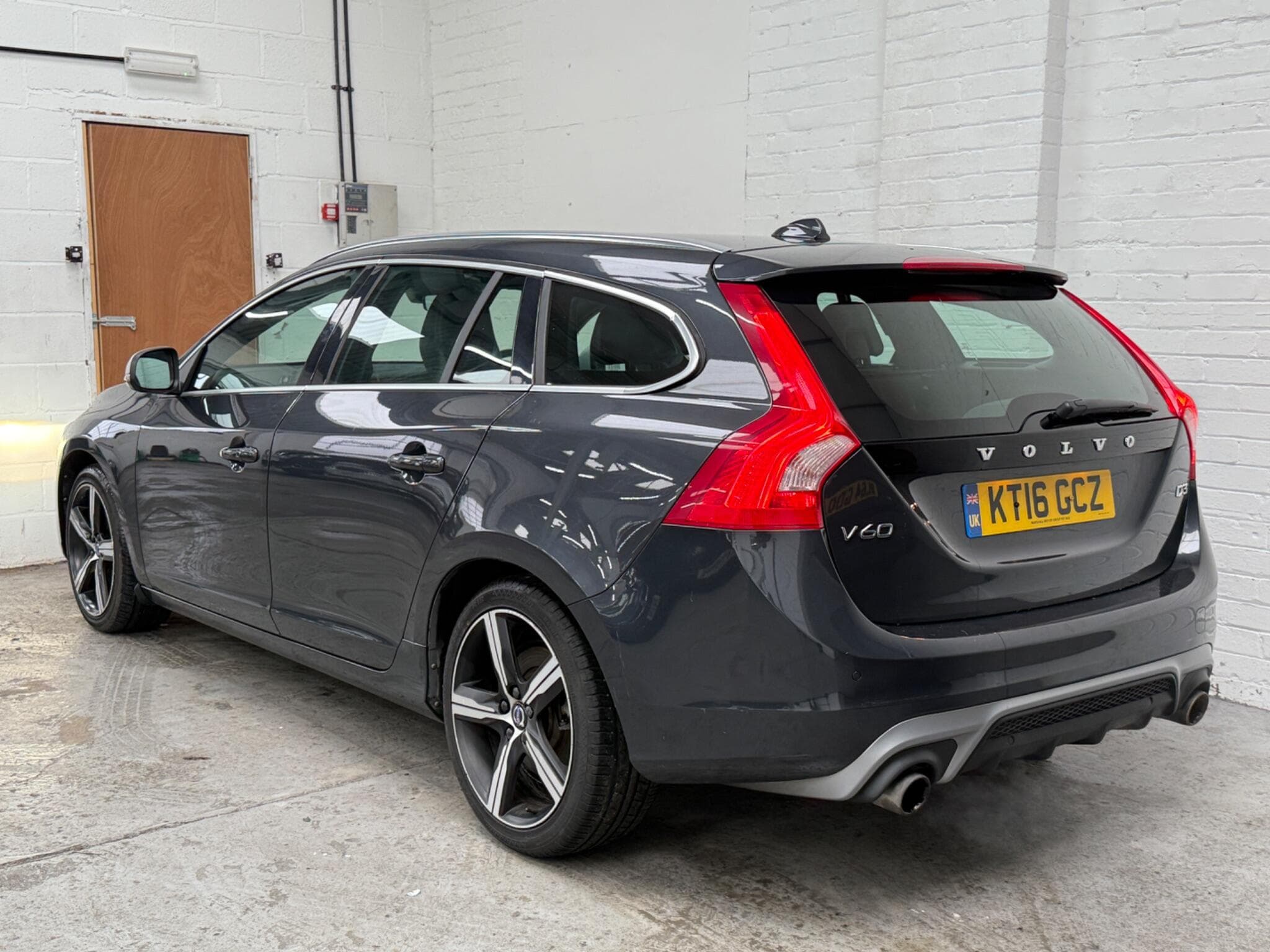 2016 Volvo V60 - Image 6
