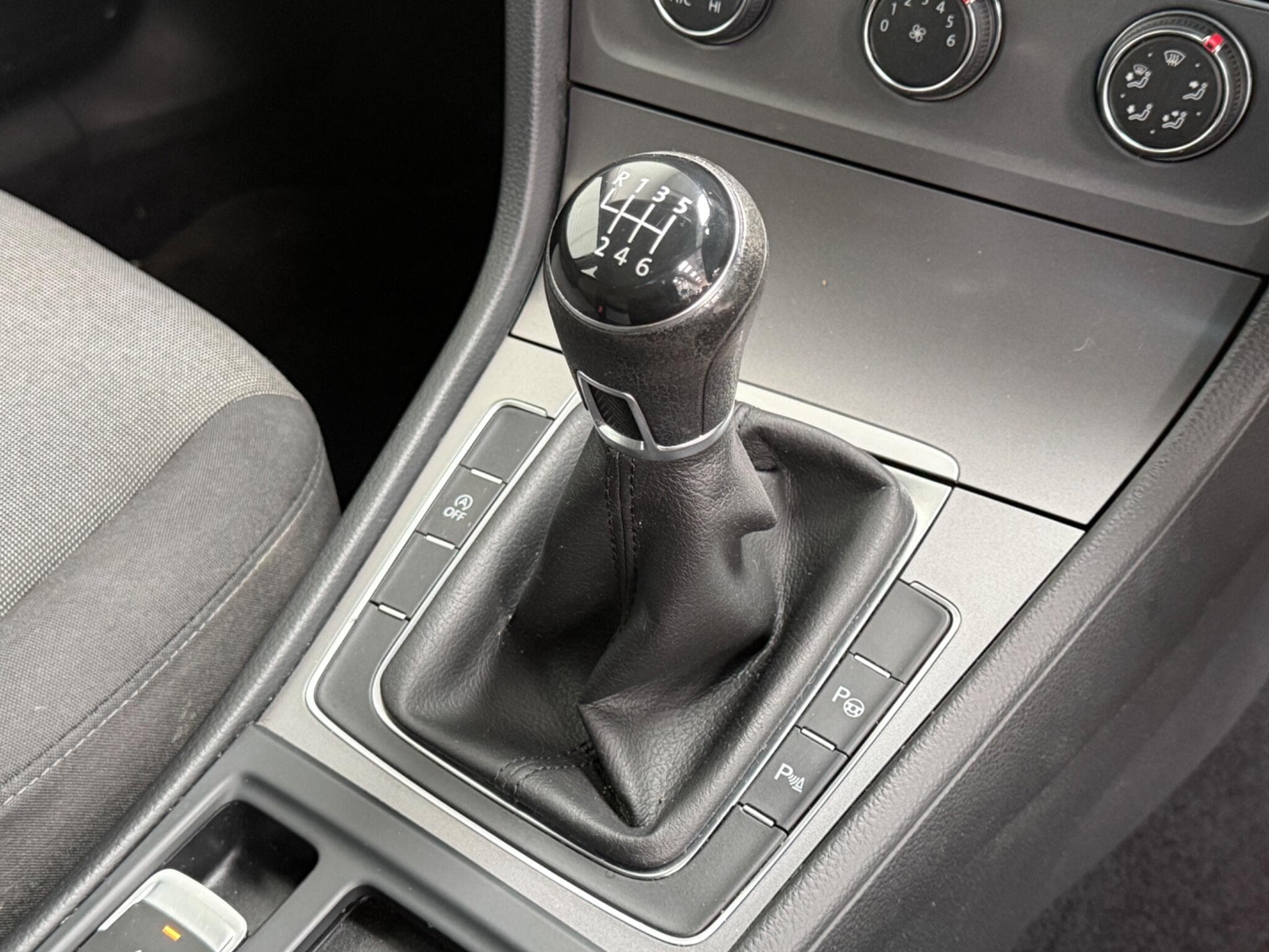 2015 Volkswagen Golf - Image 25