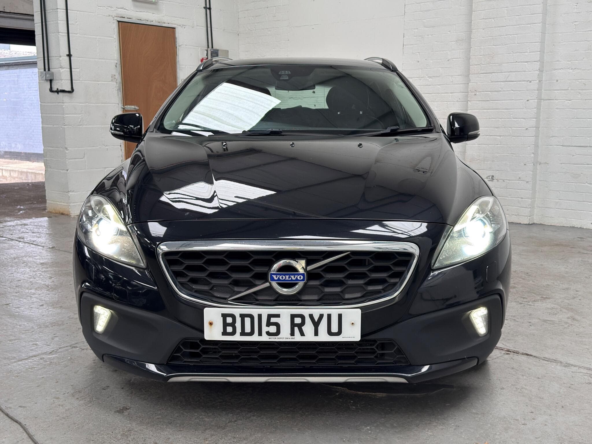 2015 Volvo V40 Cross Country - Image 2