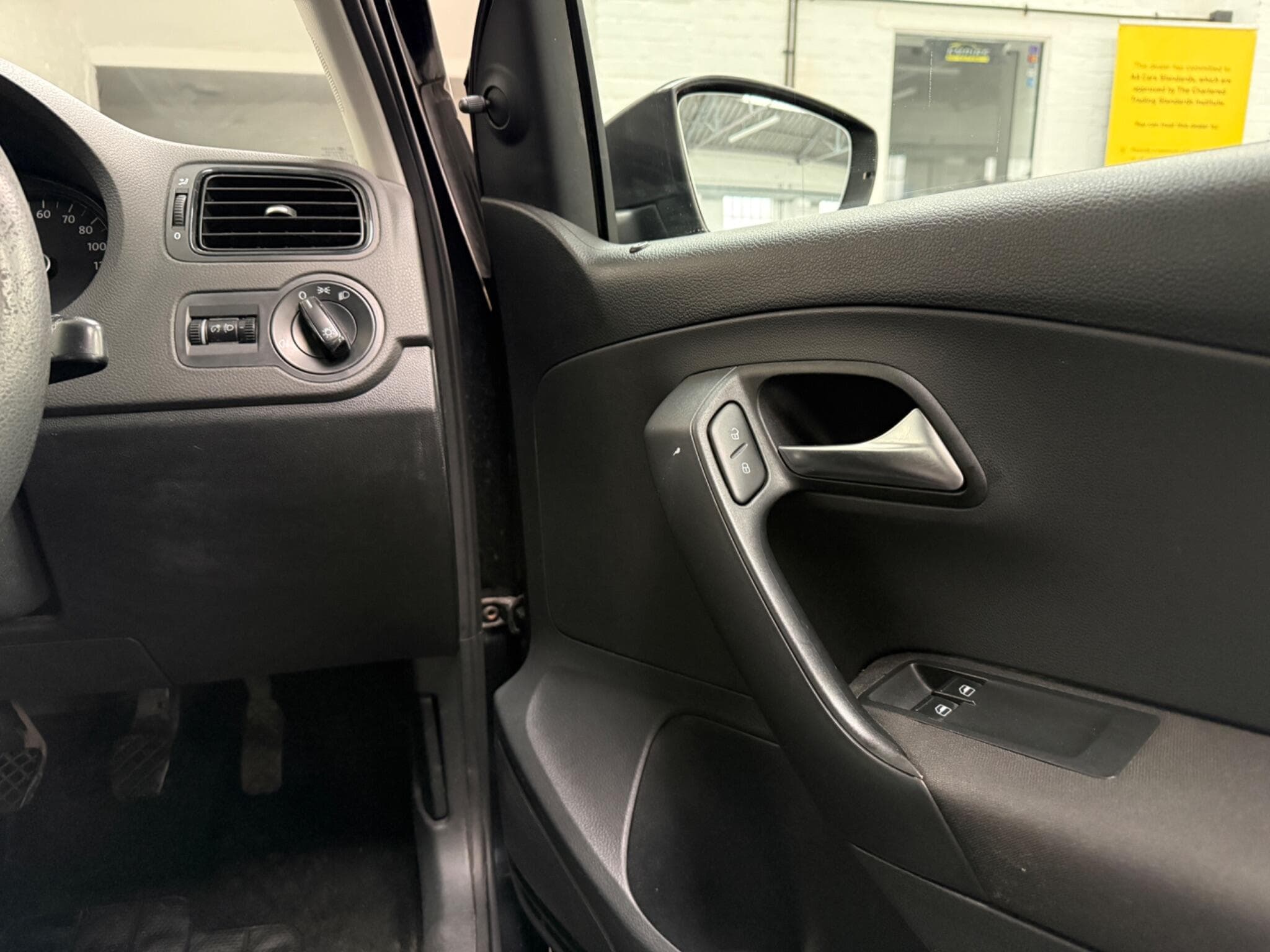 2010 Volkswagen Polo - Image 10